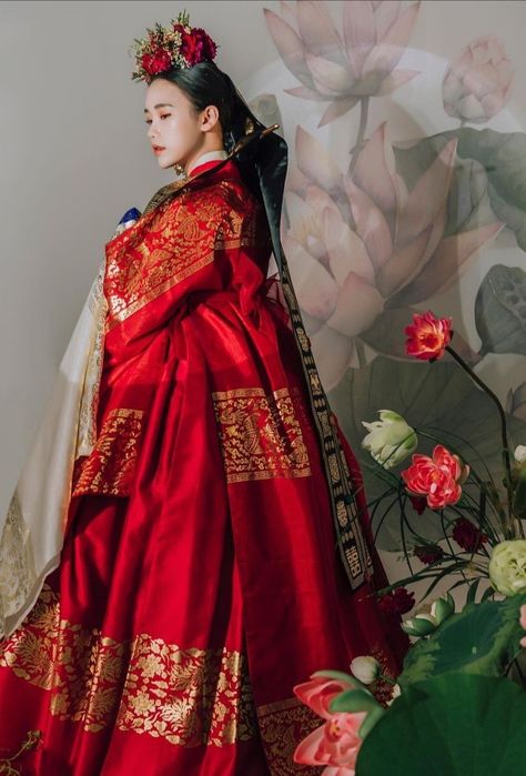 Hanbok Traditional Princess, Hanbok Traditional Royal, Red Hanbok, Royal Hanbok, Hanbok Wedding Dress, Hanbok Wedding, Korean Bride, Hanbok Traditional, Korean Traditional Clothing