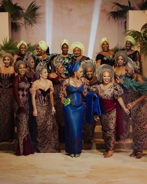 Nigerian Wedding Color Schemes, Nigerian Wedding Party, Asoebi Girls And The Bride, Bridesmaid Asoebi, Owambe Styles, Heritage Clothing, Yoruba Bride, Nigeria Wedding, Nigerian Traditional Wedding