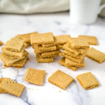 Vegan Cheese Crackers - Keto & Low Carb Vegetarian Recipes Keto Cheese Crackers, Bbq Party Food, Graham Cracker Recipes, Savoury Crackers, Gluten Free Graham Crackers, Low Carb Crackers, Low Carb Vegetarian Recipes, Keto Cheese, Vegan Crackers