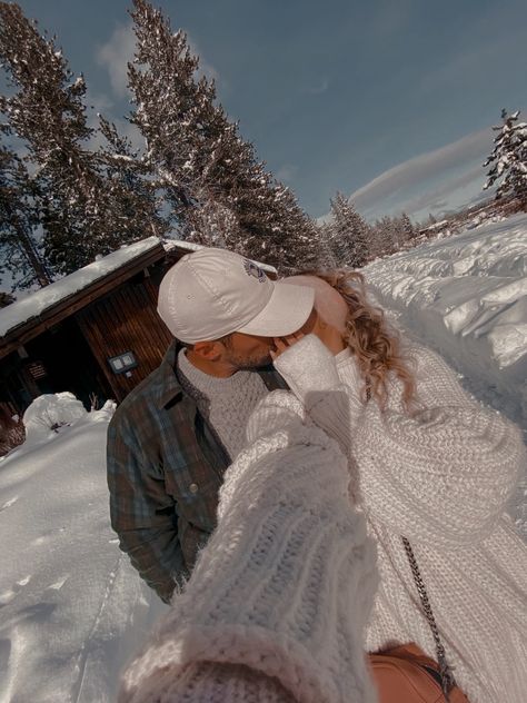 Couple Goal Snow, Couple Photo In Snow, Couple Photo Poses In Manali, Couple Photo Snow, Winter Picture Ideas For Couples, Couple In Winter Aesthetic, Snow Ideas Photography, Couple Poses Snow, Couple Pose In Snow