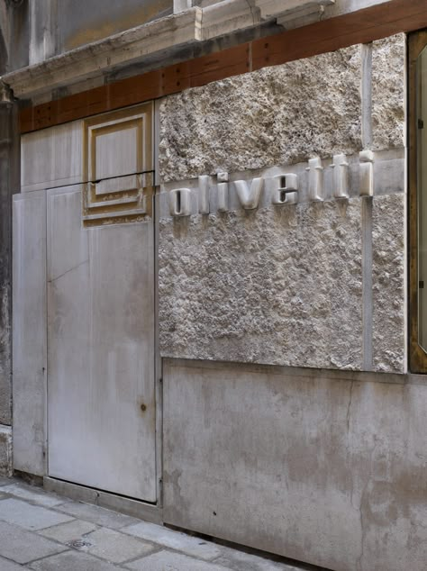 Carlo Scarpa, Marco Introini · Negozio Olivetti · Divisare Carlo Scarpa Detail, Olivetti Showroom, Carlos Scarpa, Carlo Scarpa Architecture, Steven Holl, John Pawson, Carlo Scarpa, Signage Wayfinding, Wayfinding Signage