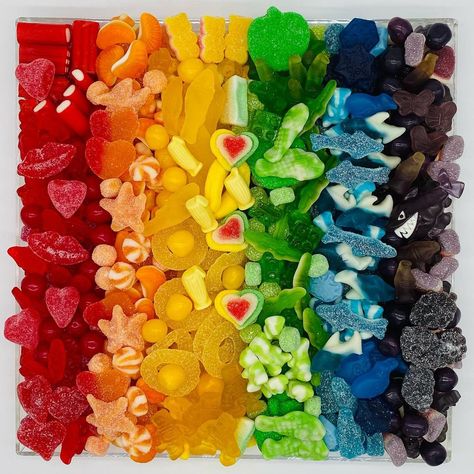 Candy Overboard on Instagram: “🌈 Rainbow Overboard! 🌈 Recently we’ve gotten so many requests for rainbow boards. And we aren’t mad about it! The 🌈 is always…” Candy Rainbow, Summer Sweets, Rainbow Order, Rainbow Candy, Rainbow Food, 12th Birthday, Fruits And Veggies, Candy, Rainbow