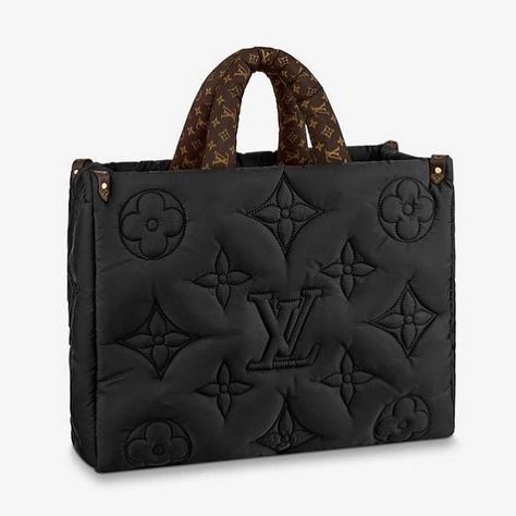 DLV on Instagram: “LV PILLOW On the Go GM €2300 There's Beige version as well. Along with Multi Pochette as well as Speedy 25. I kinda really dig this!…” Louis Vuitton Bag Limited Edition, Louis Vuitton Puffer Bag, Louis Vuitton Onthego, Lv Shoulder Bag, 달력 디자인, Designer Labels, Louis Vuitton Limited Edition, Louis Vuitton Fashion, Lv Bags