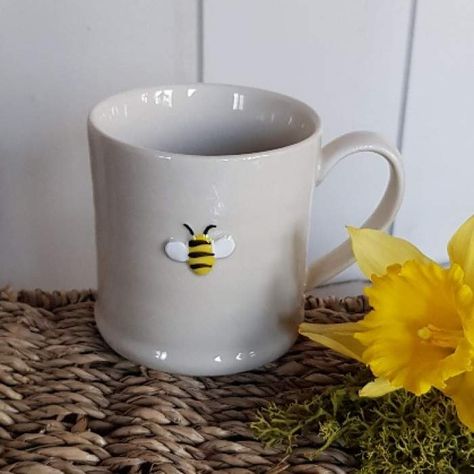 Pottery Painting Ideas Bees, Bee Ceramics, Pottery Bee, Bee Mugs, Scandinavian Easter, Bee Pottery, Mama Cake, Bee Things, Bee Cup