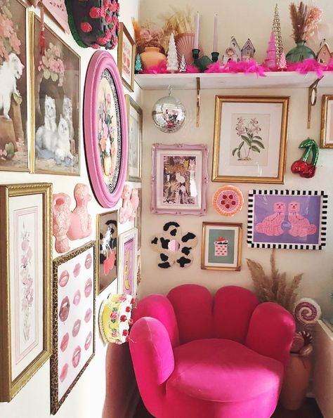 Colorful Eclectic Decor Bedroom, Kitschy Decor Living Room, Y2k Maximalist Decor, Maximalist Girly Decor, Girly Eclectic Decor, Girly Decor Apartment, Pastel Eclectic Decor Bedroom, Girly Interior Design, Room Corner Decor