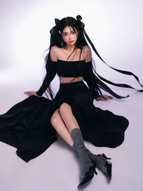 Xiaohongshu Photoshoot, Kpop Poses, Studio Photoshoot, Fashion Photography Poses, Fashion Portfolio, Punk Outfits, Photography Poses Women, Photo Outfit, Birthday Photoshoot