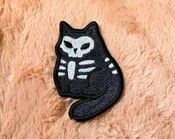 PeachiepatchesShop - Etsy Cool Patches Design, Patches Aesthetic, Frog Emoji, Epic Clothes, Skeleton Cat, Halloween Kitty, Patch Ideas, Sew On Badges, Embroidered Backpack