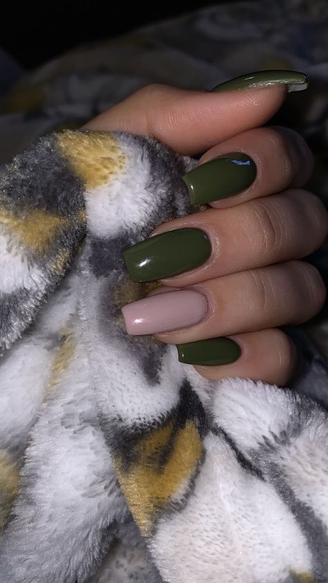 Green Nails On Tan Skin, Green Nails Wedding, Green And Tan Nails, Nails On Tan Skin, Green And Nude Nails, Glitter Green Nails, Olive Green Nail Ideas, Brown And Green Nails, Army Green Nails