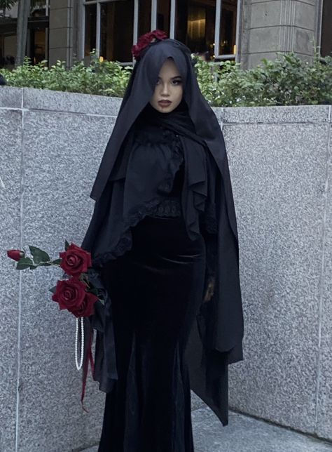 Emo Hijabi, Gothic Hijab, Goth Hijabi, Hijab Halloween, Bookish Outfits, Spiritual Outfits, Muslim Outfit Ideas, Mafia Dress, Ultra Ego