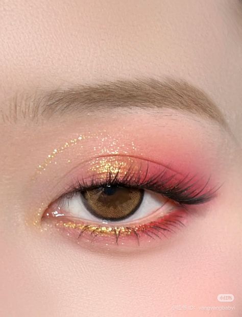 Pink Red Eye Makeup, Soft Red Eyeshadow, Pink Red Makeup, Peach Makeup Look Korean, Light Red Makeup, Cute Red Makeup, Subtle Red Eye Makeup, Strawberry Eye Makeup, Red Pink Eyeshadow