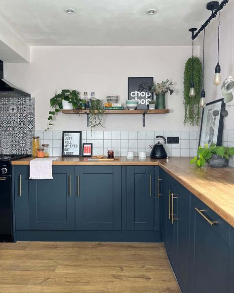 Integrate style and character into your kitchen with this navy blue farmhouse kitchen. The deep tones of the navy cabinets ooze comfort and class pairing well with the clean white walls and natural notes of bright ashwood. Add some greenery to the kitchen and achieve a lovely aesthetic for your kitchen. Navy Kitchen Cabinets, Dark Blue Kitchens, Blue Kitchen Designs, Top Kitchen Trends, Kitchen Cabinet Shelves, Navy Blue Kitchen, Above Kitchen Cabinets, Kitchen Design Color, Blue Kitchen Cabinets