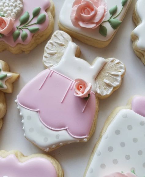 Pink Onesie Cookies, Decorated Biscuits, Simple Baby Shower Cake, Golf Baby Showers, Baby Cookie, Onesie Cookies, Golf Baby, Baby Shower Souvenirs