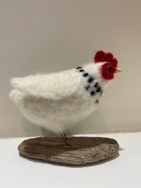 Needle Felt Chicken, Felted Chicken, Tovad Ull, Cabin Crafts, Needle Felting Diy, Chicken Hen, Needle Felted Christmas, Felted Wool Crafts, Wool Animals