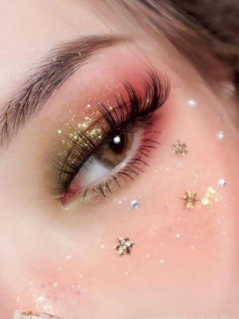 subtle glitter red and green eyeshadow with gold snowflakes New Year’s Eve Eye Makeup, Christmas Makeup Ideas Simple, Winter Eyeshadow Looks, Christmas Eyeshadow Looks, Makeup Looks Winter, Holiday Eye Makeup, Christmas Makeup Simple, Xmas Makeup, Festive Makeup