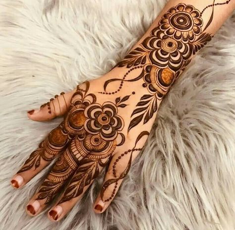 Moglaimehndi Design, Khafif Mehndi Design Front Hand Easy, Mehdi Degine 2024, Mehdi Degine Simple, Mahdi Design, Henna Aesthetic, Front Mehndi, Round Mehndi Design, Back Hand Mehndi Design