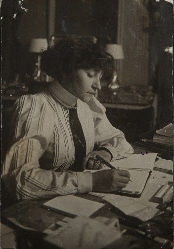 Colette, 1905 Michel De Montaigne, Women Writers, Women Writing, Writers And Poets, Writers Write, Book Writer, Foto Vintage, A Desk, Women In History