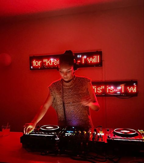 Professional Dj Photos, Dj House Party, Dj Set Aesthetic, Dj Background Design, Dj Setup Aesthetic, Djing Aesthetics, Boiler Room Aesthetic, House Music Aesthetic, Tokyo Party