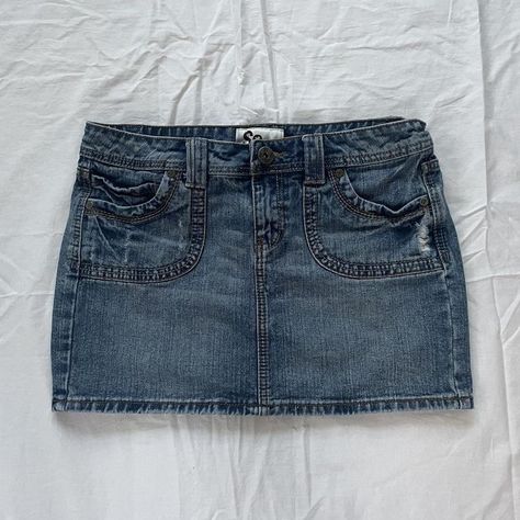 Dark Jean Mini Skirt, Jean Skirts Aesthetic, Denim Skirt Aesthetic Y2k, Dark Wash Denim Mini Skirt, Mini Skirts Denim, Denim Mini Skirt Aesthetic, Mini Jean Skirt Outfit 2000s, Mini Skirt Out Of Jeans, Low Rise Denim Skirt Outfit