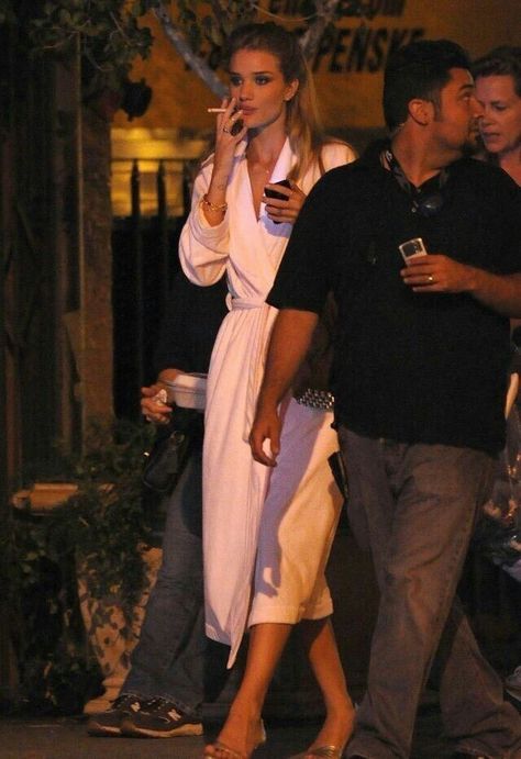 Rosie Huntington Whiteley Style, Paparazzi Photos, Model Aesthetic, Huntington Whiteley, Rosie Huntington Whiteley, Miss Dior, Halsey, Models Off Duty, Pastry Chef