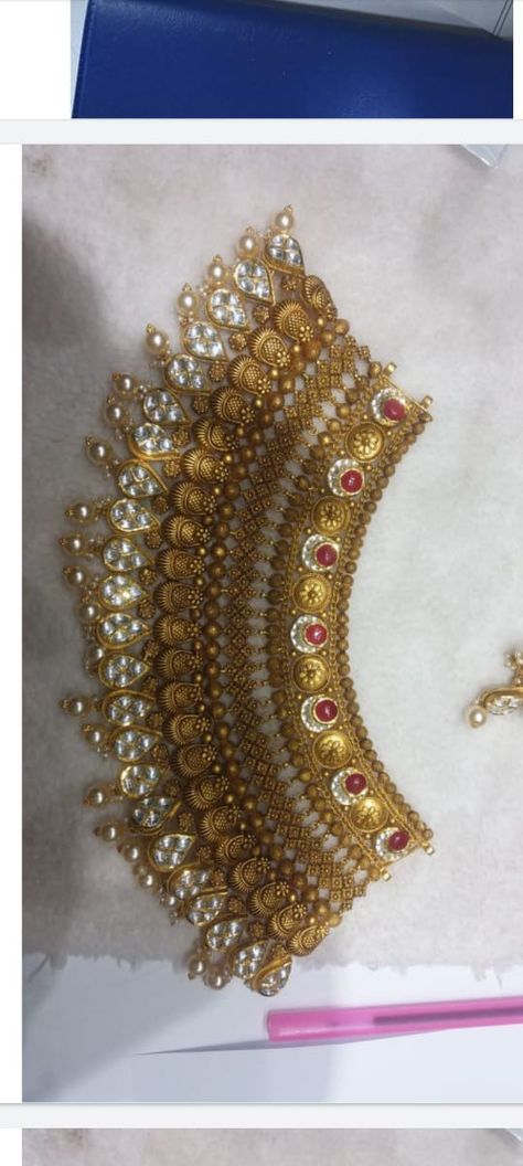 Unique Gold Jewelry Designs, Kundan Jewellery Bridal, Indian Wedding Jewelry Sets, Bridal Necklace Designs, Rani Haar, Antique Gold Jewelry Indian, Fancy Jewelry Necklace, Choker Designs, Antique Jewellery Designs