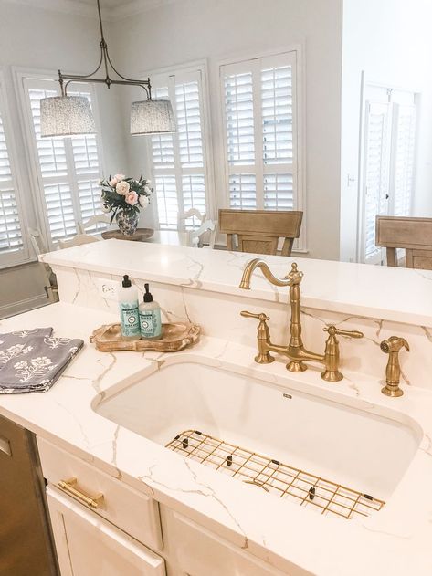 White kitchen, Calcatta Quartz and Gold Hardware... the stuff dreams are made of💛 Calcatta Quartz, White Quartz, White Kitchen, Alcove Bathtub, Gold Hardware, Kitchen Remodel, New Homes, Gold, White