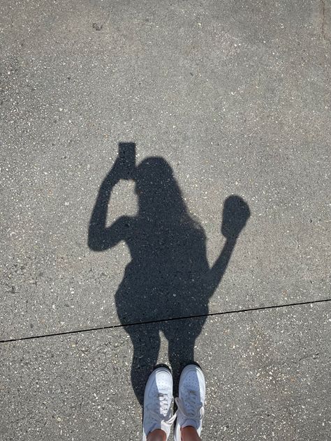 Aesthetic shadow photo | instagram photo ideas #summervibes Shadow Poses Photo Ideas, Shadow Pic, Aesthetic Shadow, Cute Friend Poses, Foto Fake, Instagram Photo Ideas, Shadow Photos, Shadow Pictures, Friend Poses