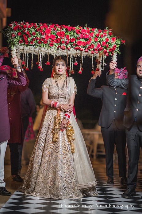 #phoolokichadar #bridalentry #entry #bride #indianbride #bridalentryideas #bridalentryinspo #indianwedding #weddinginspo #love Groom And Bride Entry Ideas, Phoolon Ka Chaddar, Dulhan Entry Chadar, Bridal Chadar, Flower Chadar, Dulhan Entry, Bridal Room Decor, Floral Canopy, Wedding Entry