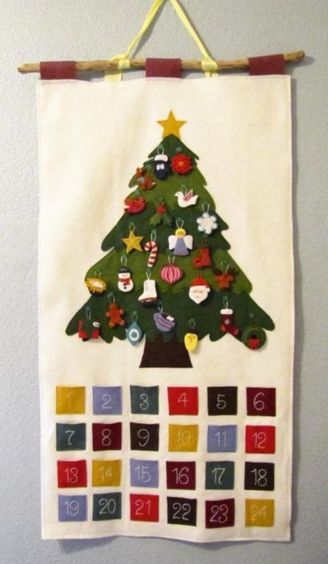 Felt Advent Calendar with Ornaments | Craftsy Advent Calendar Pattern, Christmas Sewing Patterns, Felt Advent Calendar, Christmas Countdown Diy, Christmas Tree Advent Calendar, Calendar Advent, Calendar Kit, Felt Ideas, Advent Calenders