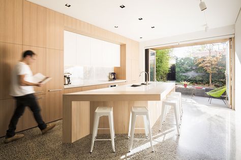 Gallery of South Melbourne House / Mitsuori Architects - 6 Odd Shaped Kitchen, Modern Sink, South Melbourne, Modern Kitchen Island, Kitchen Island With Seating, Melbourne House, Minimalist Lighting, Dining Stools, Island With Seating