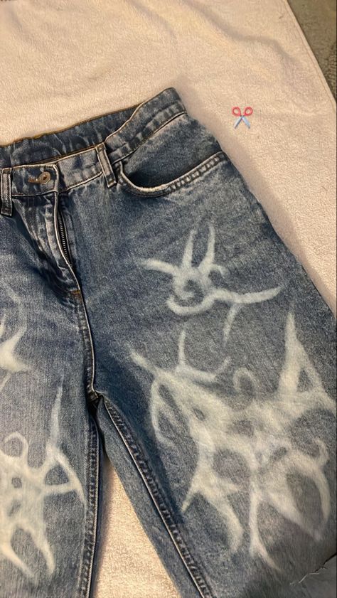 Cool alt trendy Jean bleach insta project Bleach Patterns On Jeans, Bleached Jeans Design Y2k, Bleach On Jeans, Jeans Pocket Painting, Bleach Painted Jeans, Bleached Jeans Design, Painted Baggy Jeans, Bleach Jeans, Custom Jeans Diy