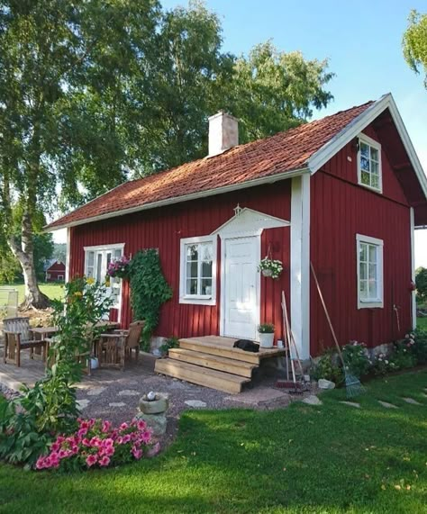 Swedish Summer House, Swedish Farmhouse, Life Manifestation, Swedish Cottage, Red Houses, Sweden House, Red Farmhouse, Nordic House, Red Cottage