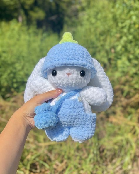 🫐 milo the blueberry bunny 🫐 milo is wearing overalls, a blueberry bucket hat, and a blueberry pouch. all accessories are removable! pattern by me (coming soon) ☁️ tags 🏷️ #crochet #crochetpattern #amigurumi #crochetbunny #crochetplush #crochetplushie #crochetplushies #crochetinspiration #crocheting #handmadeplush Blueberry Cow Crochet Hat, Blueberry Crochet, Crochet Blueberry Bag, Crochet Blueberry Pattern, Blueberry Crochet Cow, Small Bees, Crochet Bee, Handmade Plush, Crochet Animals Free Patterns