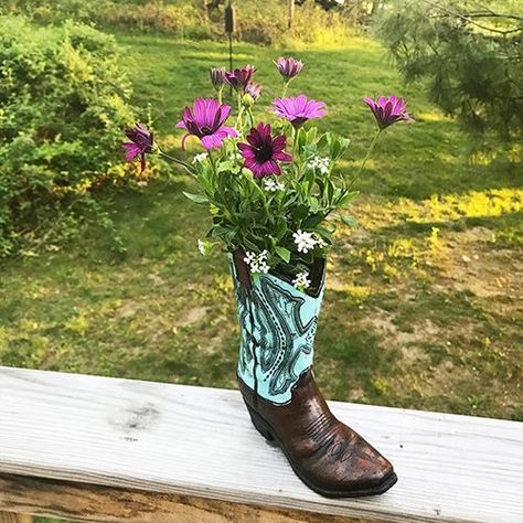 Repurposed Cowboy Boot Planter with flowers. Unique planter idea, repurposing a vase. #upcycledplanter Cowboy Boot Crafts Projects, Cowboy Boot Planter Ideas, Boot Planter Ideas, Cowboy Boot Planter, Fair Decorations, Cowboy Boot Vase, Cowboy Boot Crafts, Upcycled Planters, Old Cowboy Boots