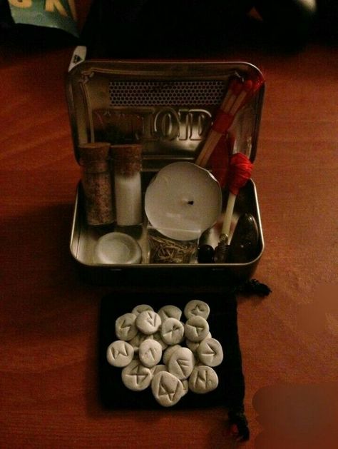 Mint Tin Altar, Altoids Altar Witch, Altoid Tin Altar, Travel Altar Ideas, Altar Organization, Altar Inspiration Witchcraft, Cryptid Crafts, Witch Altar Inspiration, Mini Alter