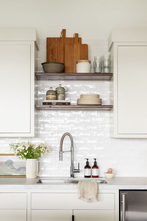 Studio McGee Office - Studio McGee Decor Cozinha, Off White Cabinets, Mcgee Home, Oak Floating Shelves, White Backsplash, Beautiful Cabinet, Kitchen Shelf, Kitchen Hardware, Studio Mcgee