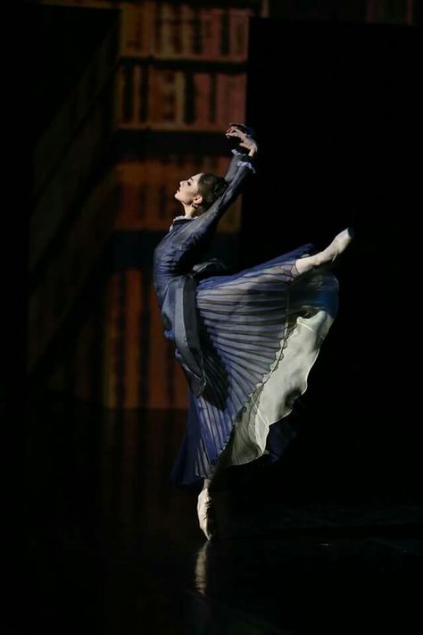 <<Oksana Skorik (Mariinsky Ballet) as Anna Karenina in "Anna Karenina">> Alice In Wonderland Tea Party Birthday, Russian Ballet, Ballet Art, Ballet Photos, Anna Karenina, Dance Movement, Shall We Dance, Ballet Photography, Ballet Beautiful