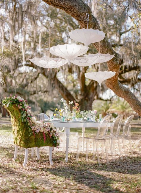 French Bridal Showers, Lavender Centerpieces, Outdoor Bridal Showers, Umbrella Decorations, Garden Bridal Showers, Bridal Shower Activities, Decoration Evenementielle, Bridal Shower Tables, Vintage Bridal Shower