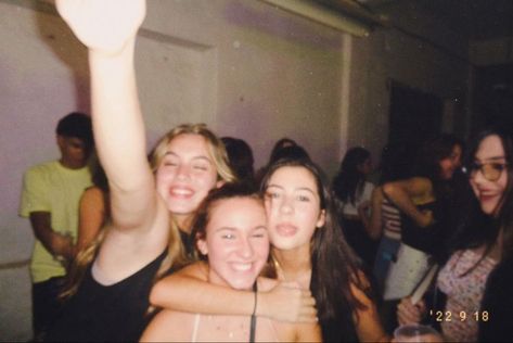 Disposable Camera Party, Aesthetic Disposable Camera, Doctor Insta, Disposable Film Camera, Film Party, Film Camera Photography, Digital Pics, Camera Aesthetic, Flash Photo