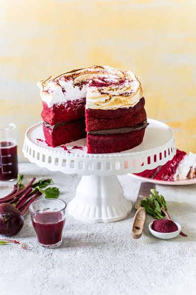 Beetroot cake with meringue frosting Italian Meringue Frosting, Beetroot Cake Recipe, Meringue Cake Recipe, Cake With Meringue, Beet Cake, Beetroot Cake, Velvet Recipes, Meringue Frosting, Beetroot Recipes