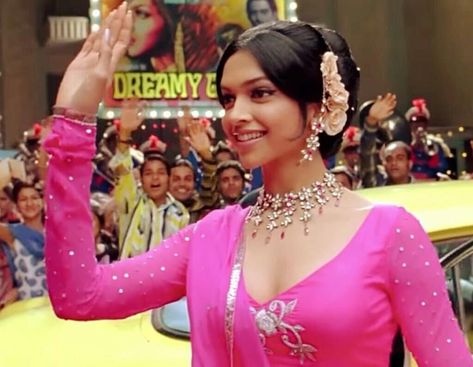 ❤️ Shantipriya Om Shanti Om Outfits, Shantipriya Om Shanti Om, Onam Hairstyles, 70s Hairstyle, Bollywood Theme Party Outfit, Bollywood Theme Party, 90s Bollywood Fashion, Sangeet Decor, Bollywood Aesthetic