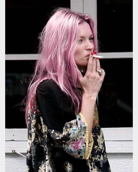 KM. 🖤 #katemoss #mossisboss #pinkhair #pinkhairdontcare #summerhair #summerhaircolor #tbt Catwalk Hair, Trendy Makeup, Design Icon, Dye My Hair, Hair Inspo Color, Dream Hair, Kate Moss, Cut And Color, Pink Hair