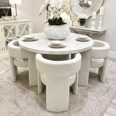 Dining Room Aesthetic Minimalist, Round Marble Table Dining, Dining Room Circle Table, Circle Table Dining Room, Dinner Table Aesthetic, Spain Kitchen, White Gloss Dining Table, Cream Dining Room, Clean Dining Room