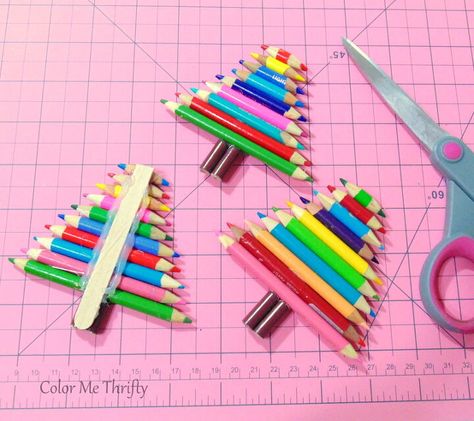 Repurpose Christmas Tree, Diy Tree Ornaments, Plastic Christmas Tree, Diy Tree, Thrift Store Crafts, Unique Christmas Trees, Diy Simple, Pencil Crayon, Feather Tree