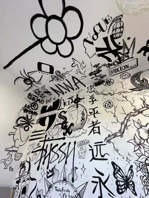 Graffiti Art Bedroom Wall, Spray Paint Bedroom Wall, Graffiti Room, Wall Drawings, Wall Art Graffiti, Ideas Cuarto, Wall Graffiti, Chalk Wall, Wall Words