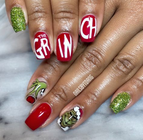 Short Grinch Nails, The Grinch Nails, Simple Grinch Nails, Grinch Nail Art, Grinch Nails, Art Nail Art, Art Nails, Simple Nail Designs, Gold Nails