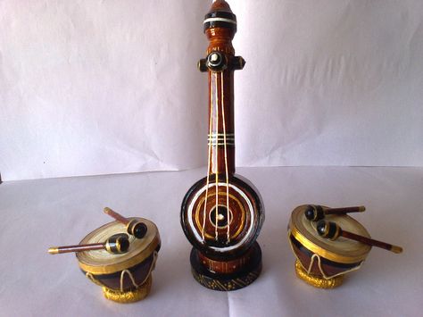 This musical instruments is made with waste xerox papers cut into quilling strips (quilling item) Simple Paper Quilling, Quilling Music, 3d Quilling Ideas, Diy Paper Gifts, Handmade Musical Instruments, 3d Paper Quilling, Music Instruments Diy, Instruments Diy, Quilling Dolls