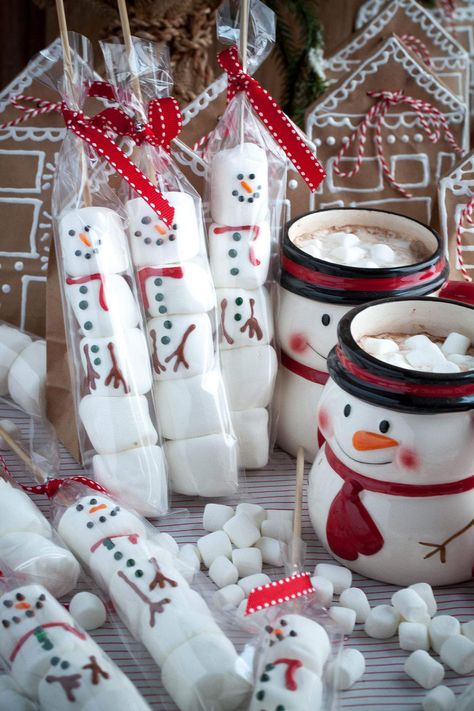 Marshmallow Snowman Sticks - Celebrate Creativity Diy Christmas Decor Ideas, Marshmallow Snowman, Diy Christmas Decor, Marshmallow Pops, Snowman Gifts, Shiny Things, Christmas Decor Ideas, Holiday Christmas Gifts, Xmas Crafts