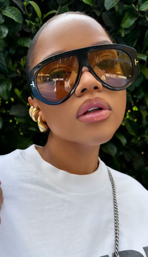 Chic Sunglasses With Tinted Lenses For Streetwear, Sunglasses On Black Women, Tom Ford Glasses Women, Dearra Sunglasses, Tom Ford Sunglasses Women, Tom Ford Sunglasses Celebrity, Sunglasses Outfit, Tom Ford Glasses, Funky Glasses