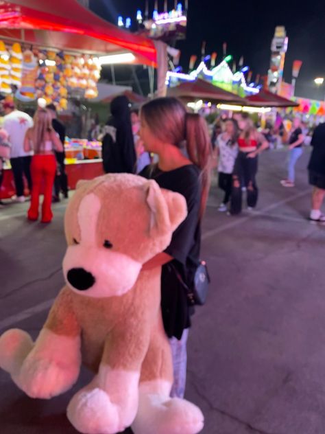 Carnival Game Aesthetic, Fair Outfit Ideas Carnival Summer Night, Pictures To Take At The Fair, Carnival Games Aesthetic, Carnival With Friends, Carnival Photo Ideas, Carnival Date Aesthetic, Carnival Fair Outfit, Fair Photo Ideas