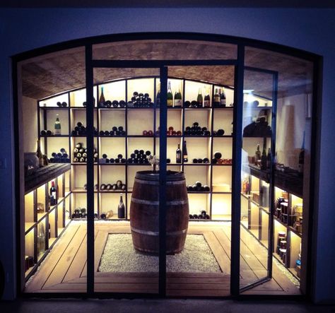 Parcourez les images de Cave à vin de style de style Moderne de Cave A Vin. Inspirez-vous des plus belles photos pour créer votre maison de rêve. Cave A Vin, Wine Cellar Basement, Wine Closet, Wine Cave, Home Wine Cellars, Wine Cellar Design, Cellar Design, Wine Preserver, Wine House